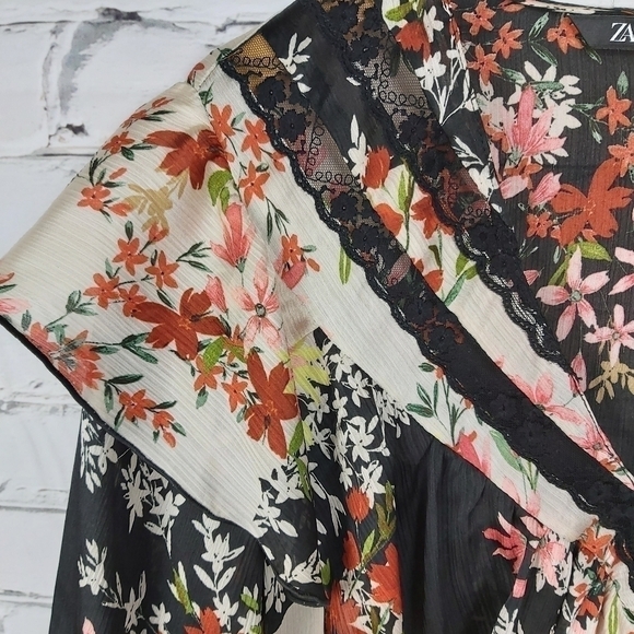 𝅺zara Ruffled Floral print top‎ - Picture 8 of 10